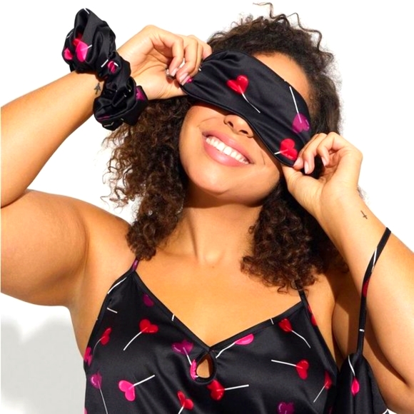 ❤️NWT VINTAGE TORRID VALENTINES DAY BUNDLE: HEART CHEMISE, SCRUNCHIE & BLINDFOLD - Picture 3 of 13
